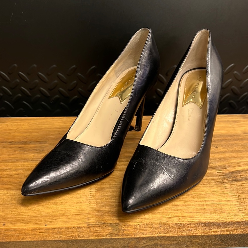Black pumps